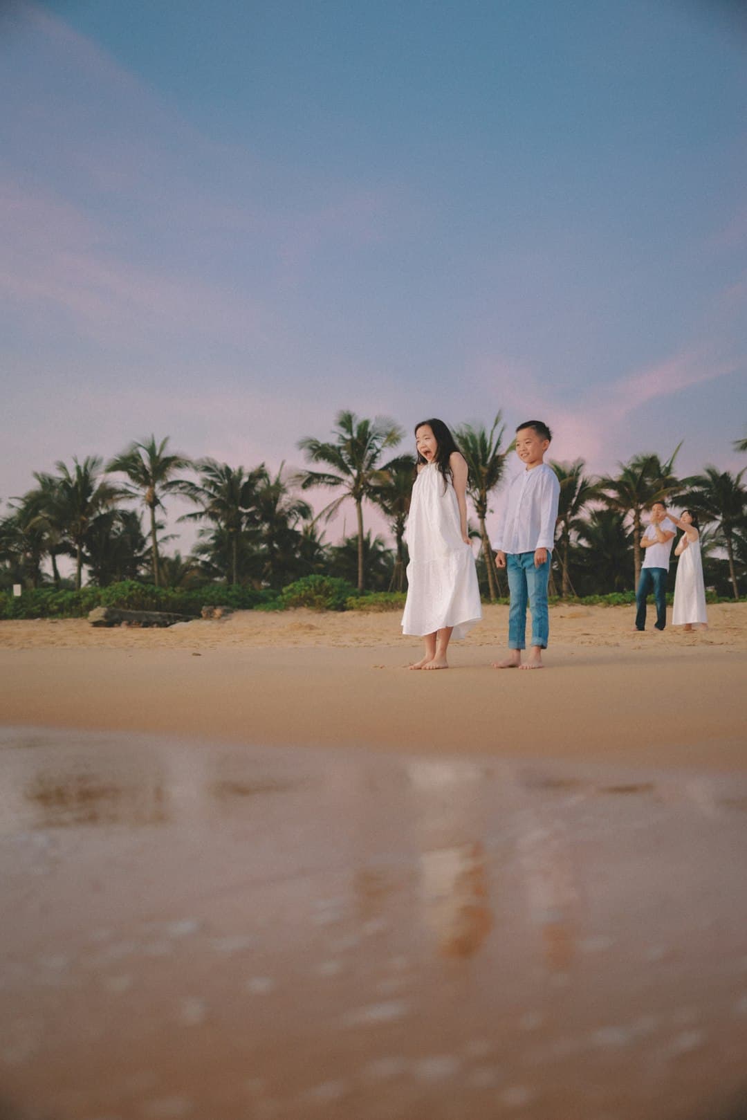 Rodzina bawiąca się na tropikalnej plaży