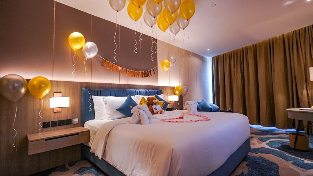 Pokój hotelowy z dekoracjami urodzinowymi, balony.