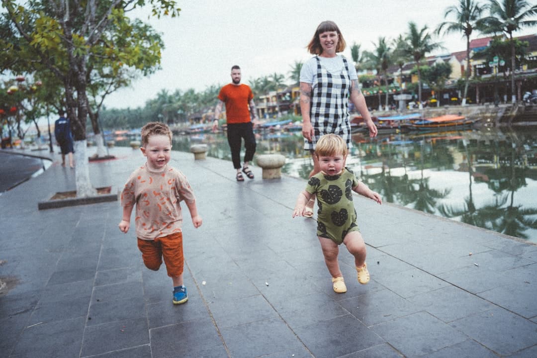 Rodzina ciesząca się wakacjami na Bali