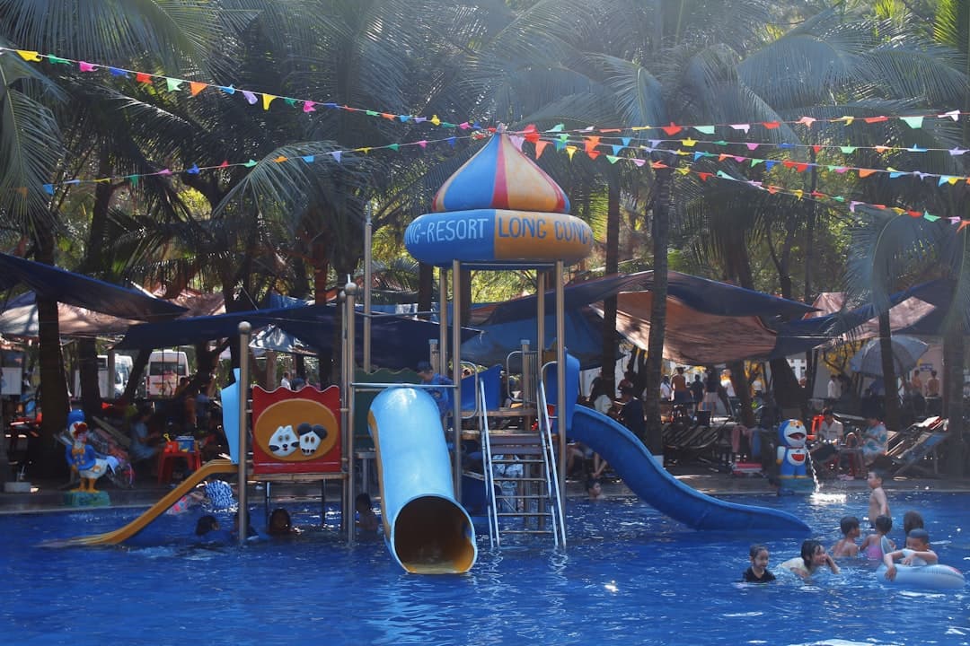 Rodzina bawiąca się na zjeżdżalniach wodnych