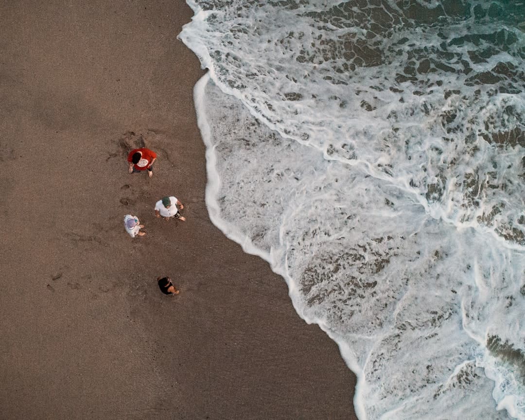 Rodzina ciesząca się czasem na plaży w Peru