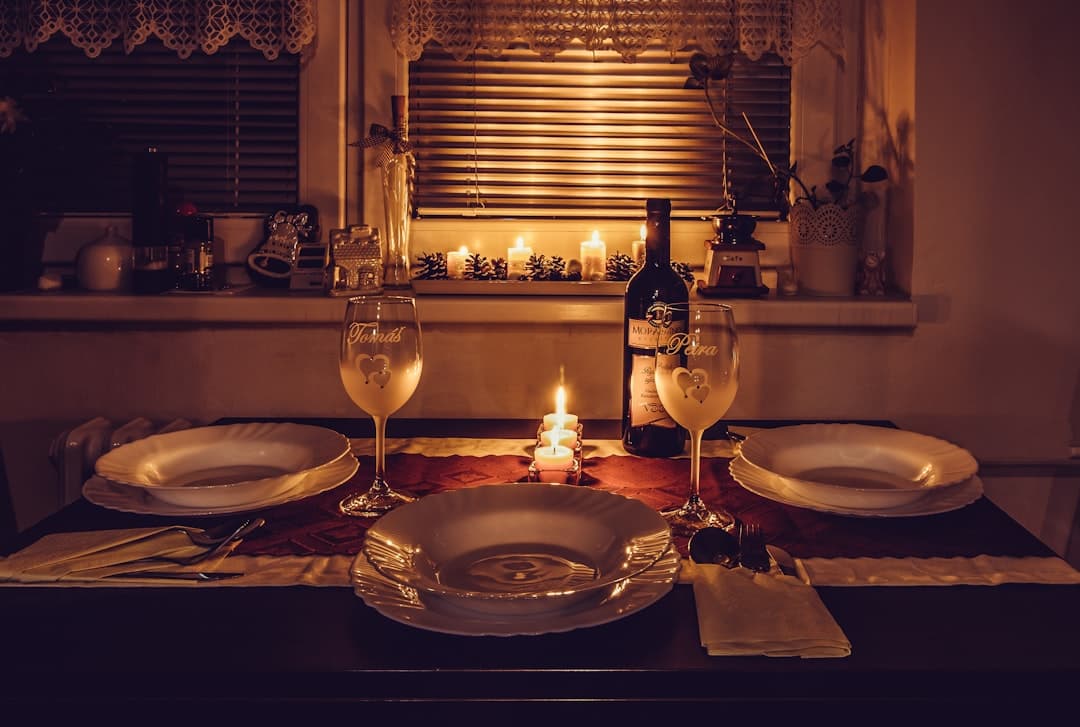 Intymne otoczenie do kolacji z przyciemnionym światłem