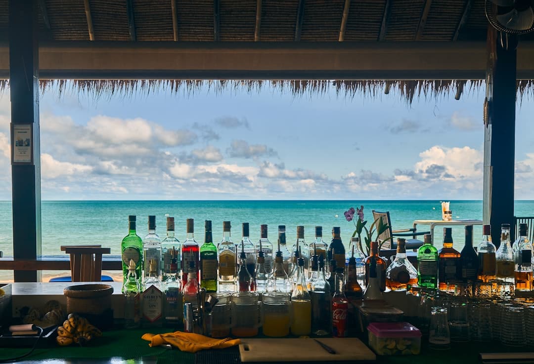 Tiki bar na plaży, widok na ocean, drinki, egzotyka