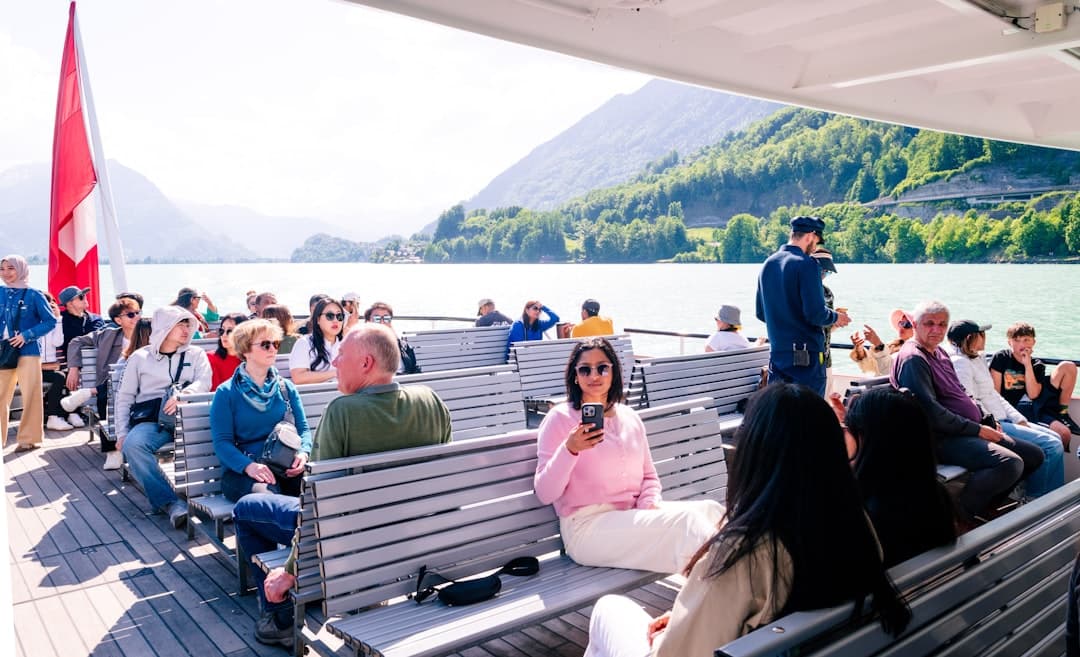 Turyści korzystający z przeprawy promowej