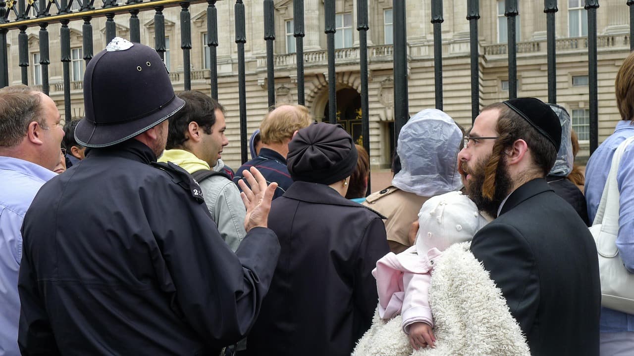 Tłum turystów przy europejskiej atrakcji