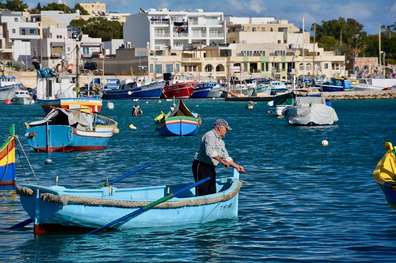 Kolorowe łodzie w Marsaxlokk