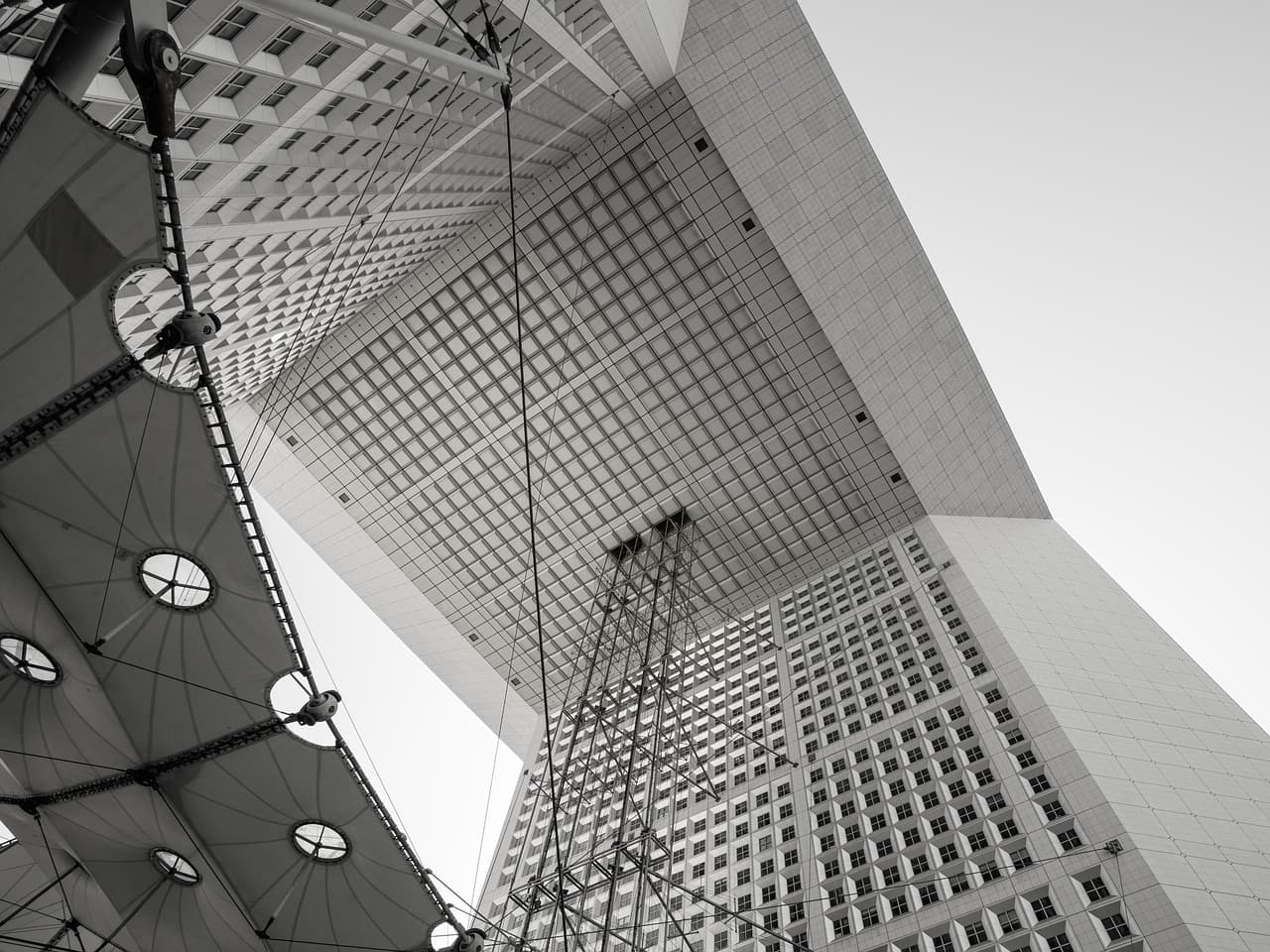 Wnętrze centrum handlowego z ludźmi