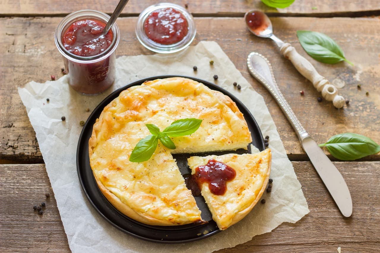 Tarta Quiche Lorraine na talerzu
