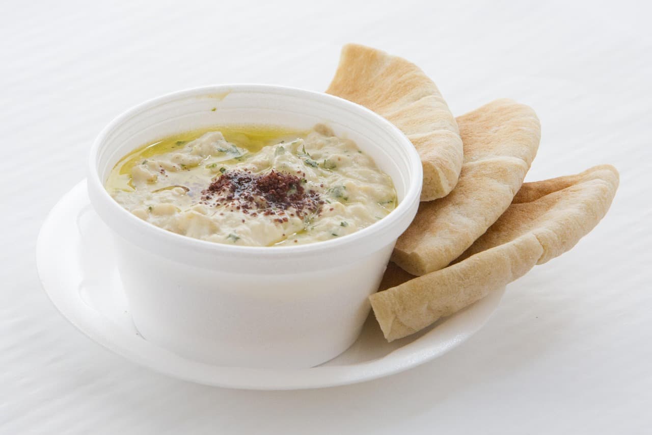 Hummus z pitą i świeżymi warzywami
