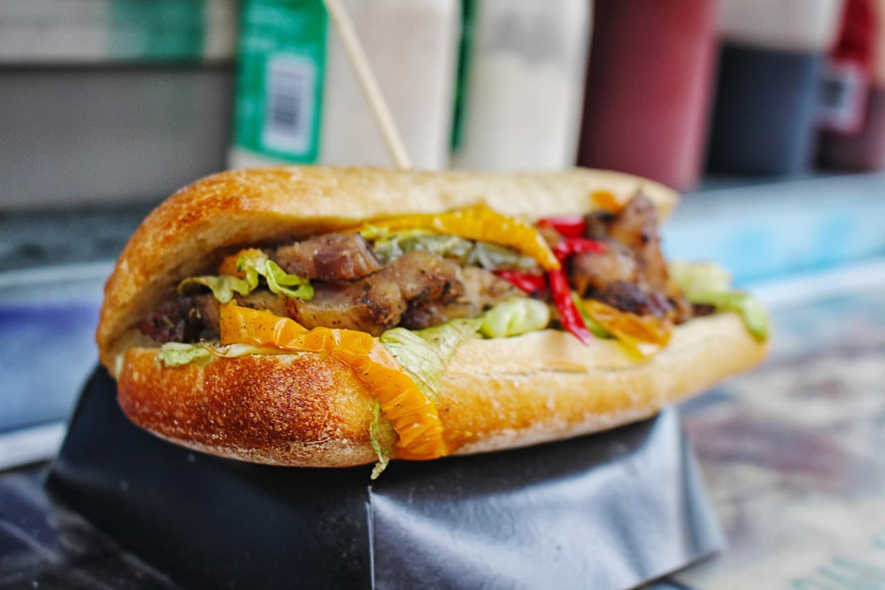 Smakowite potrawy z ulicznego straganu