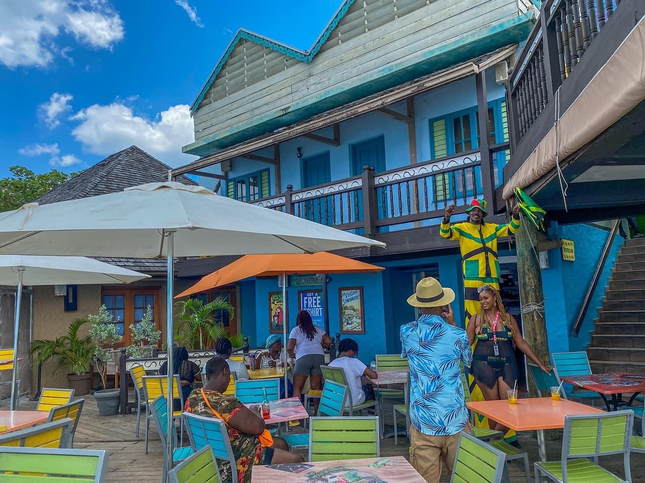 Widok na życie miejskie w Downtown Montego Bay