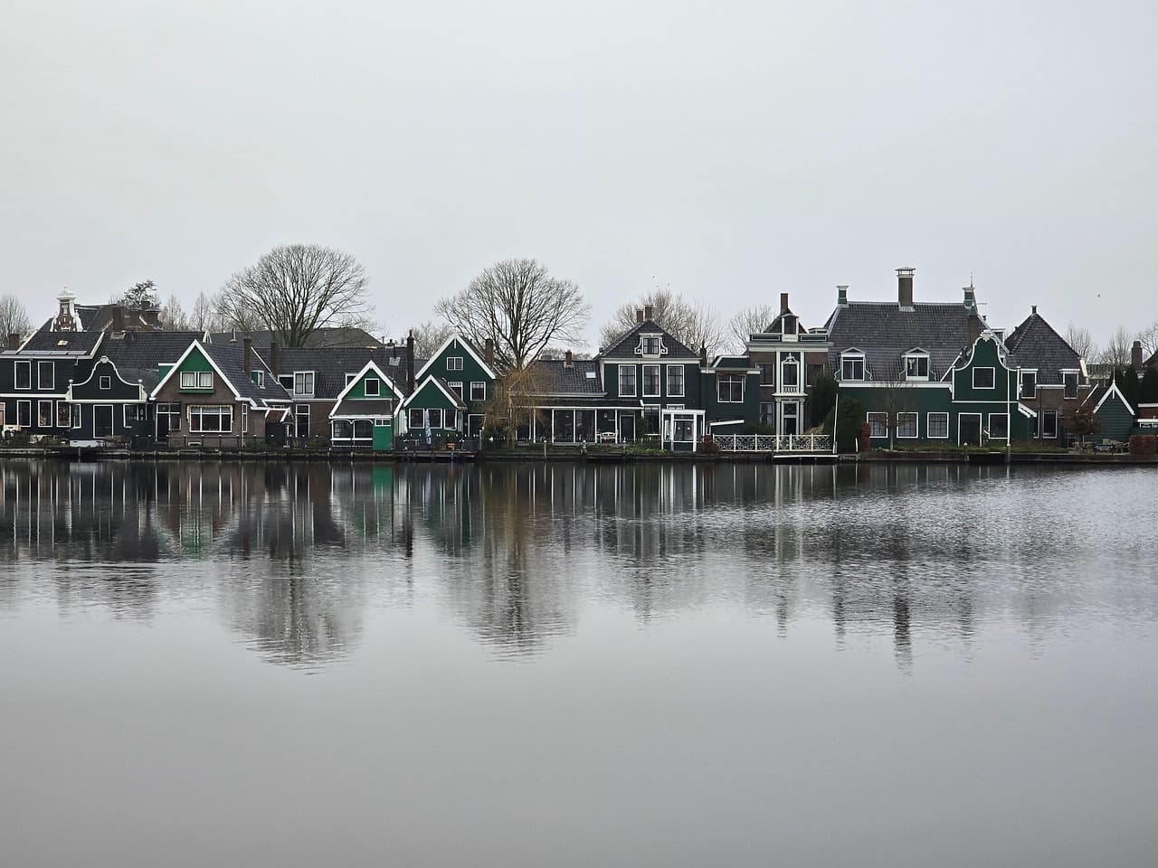 Widok na wiatraki w Zaanse Schans
