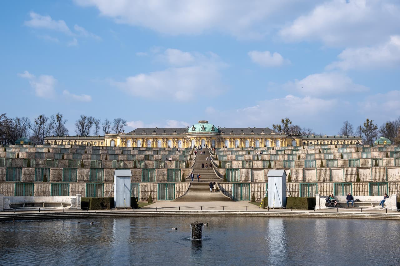Pałac Sanssouci otoczony ogrodami