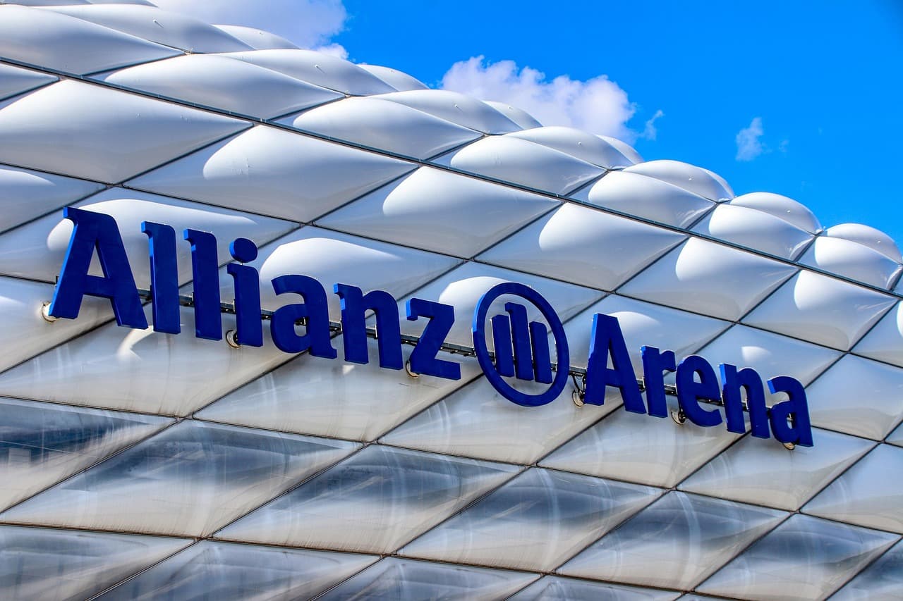 Allianz Arena w Monachium nocą