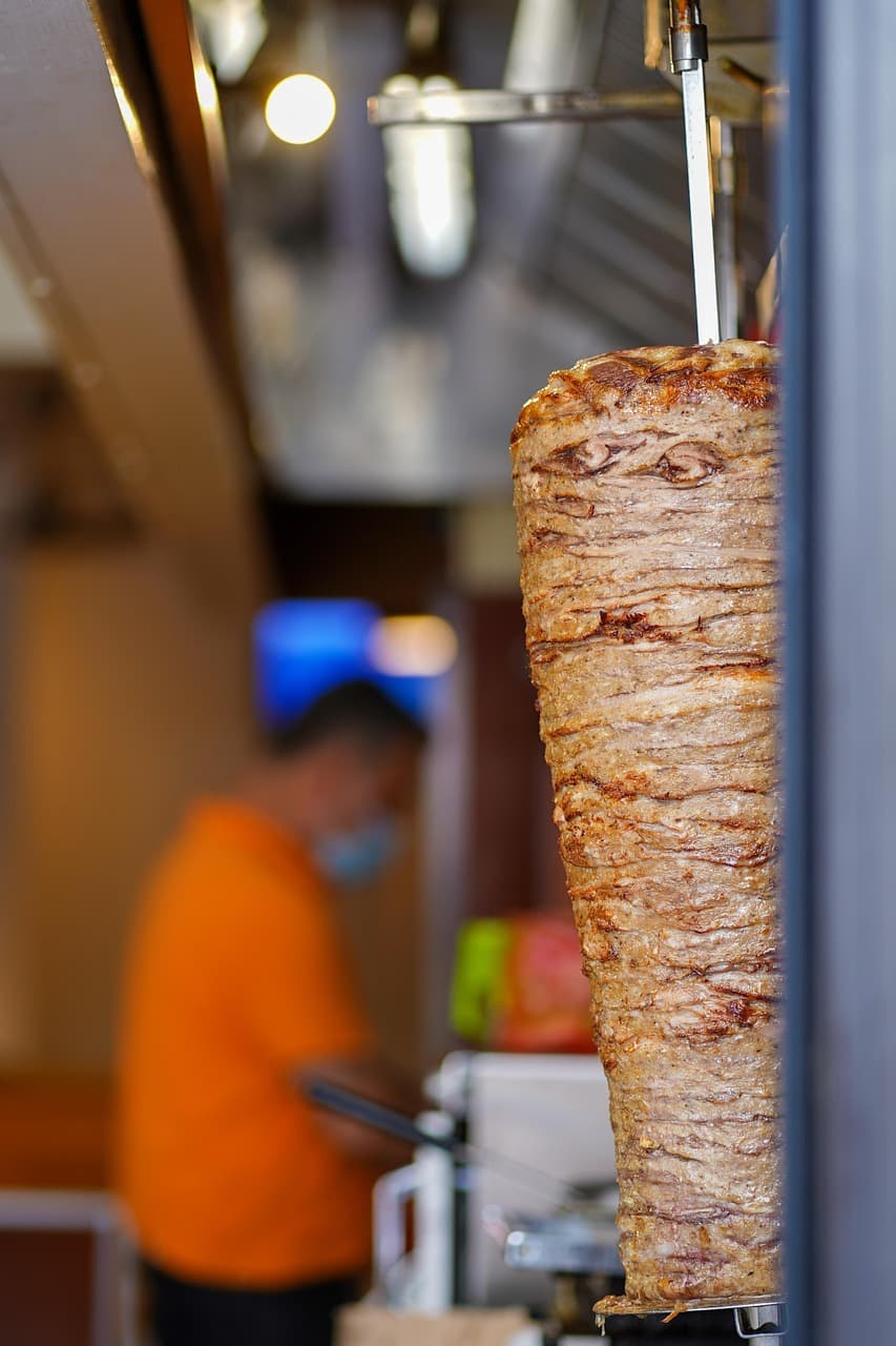 Döner z grillowanym mięsem i dodatkami