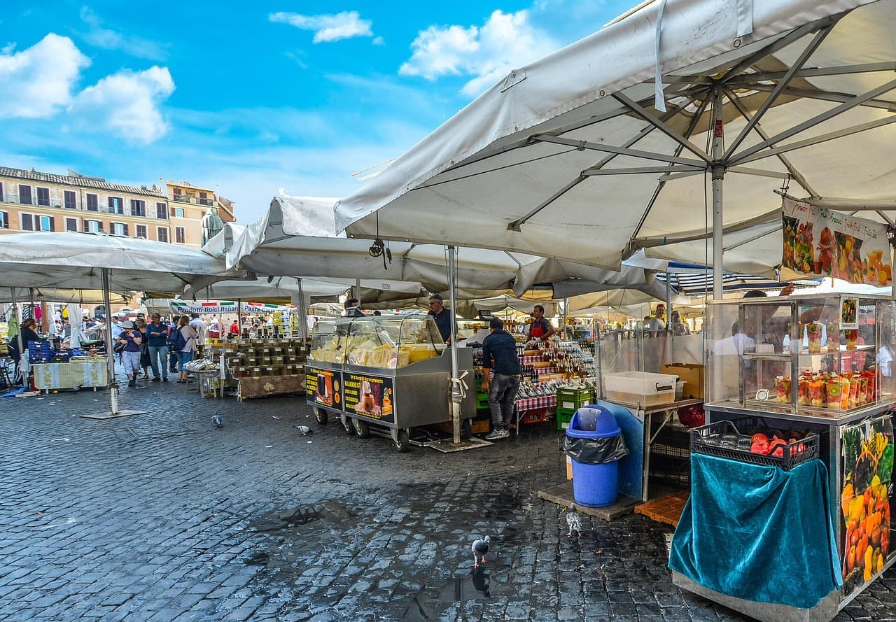 Campo de' Fiori z lokalnym bazarem