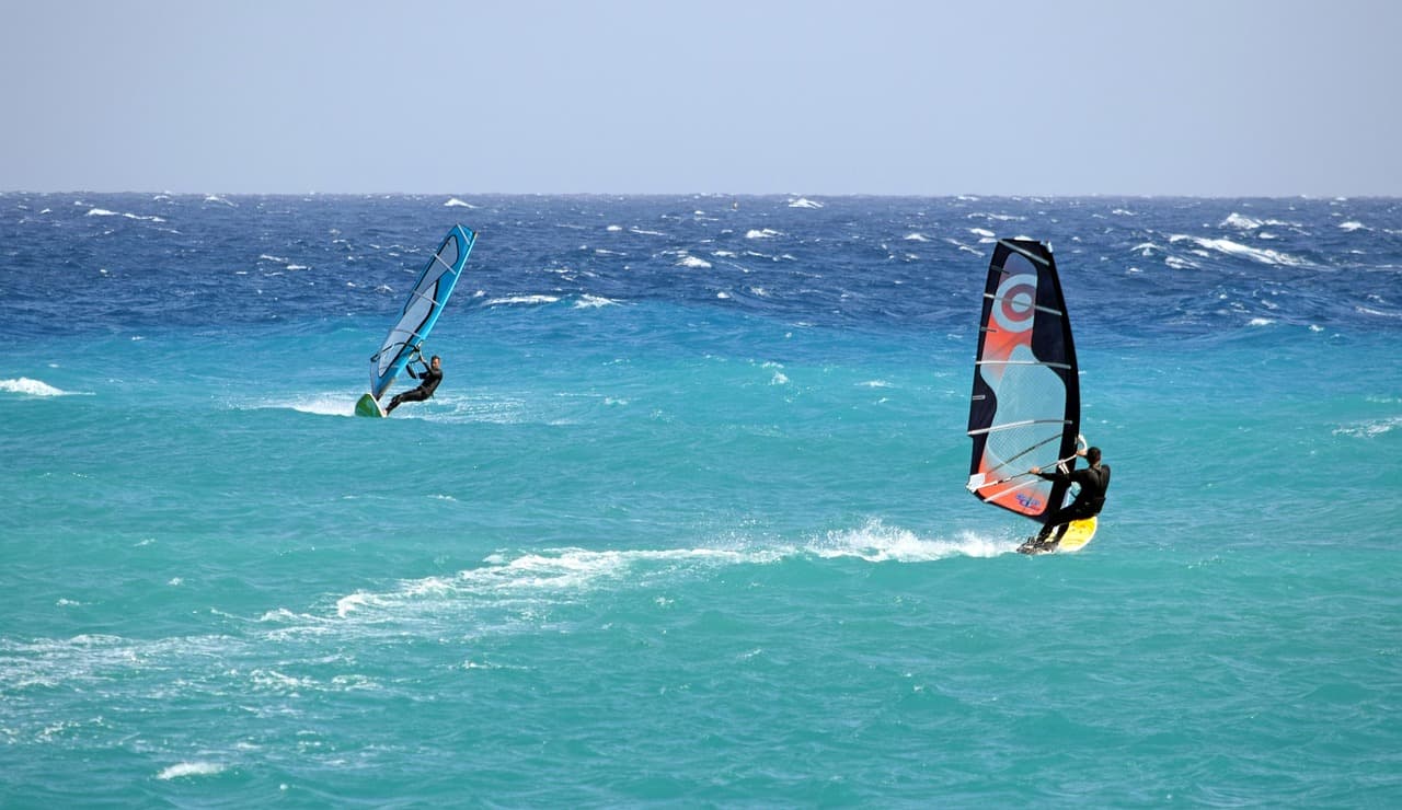 Windsurfer na wodzie