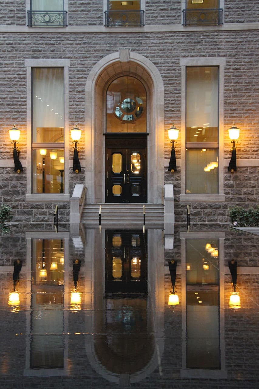 Jedzenie Poutine na talerzu