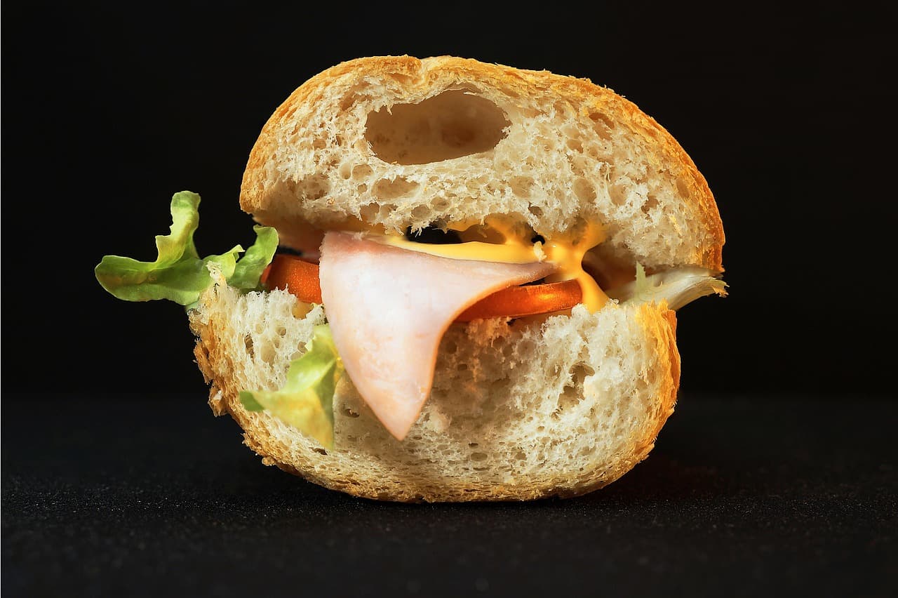 Gigantyczna kanapka z mortadelą