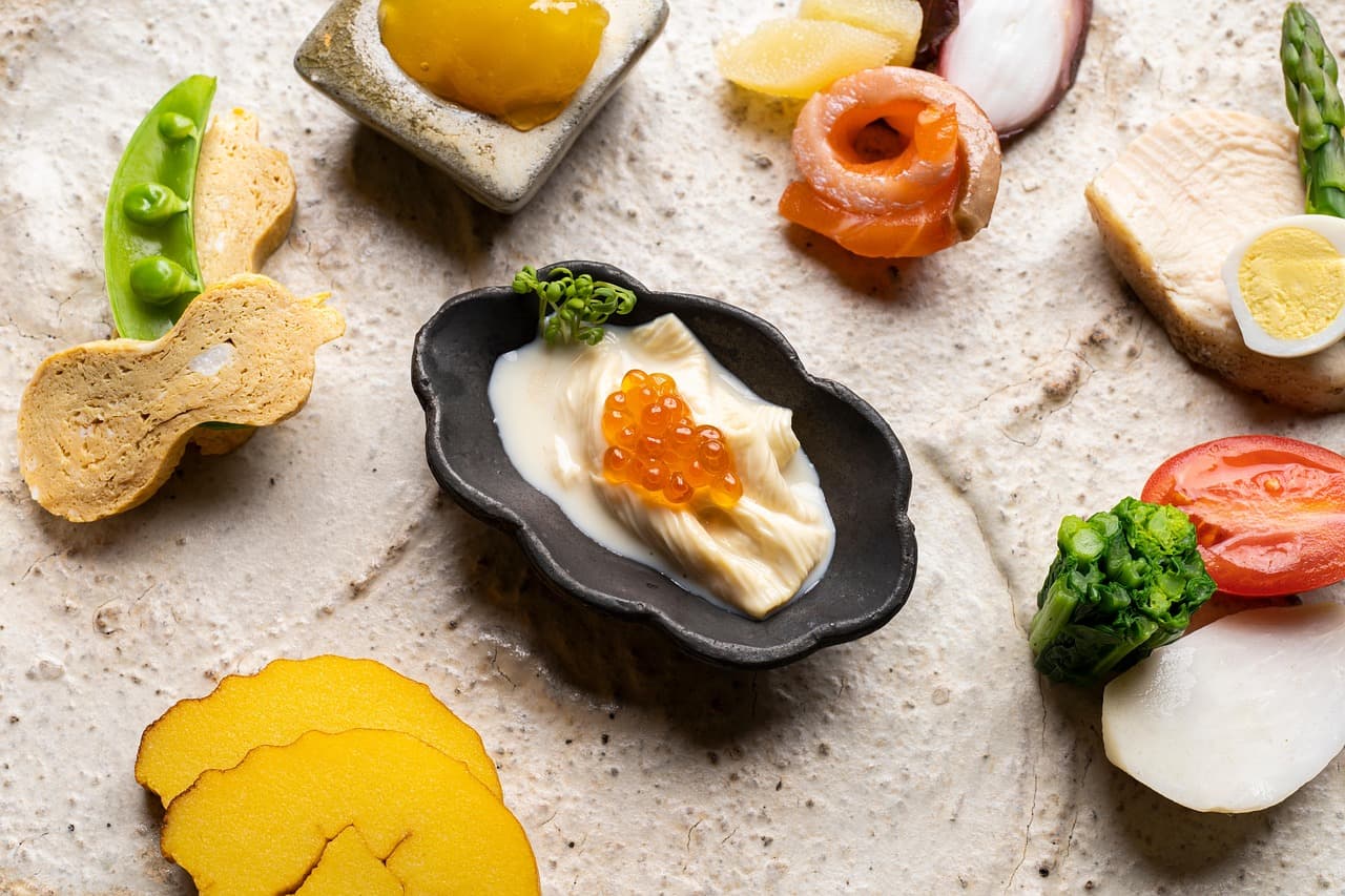 Tradycyjne greckie dania na stole