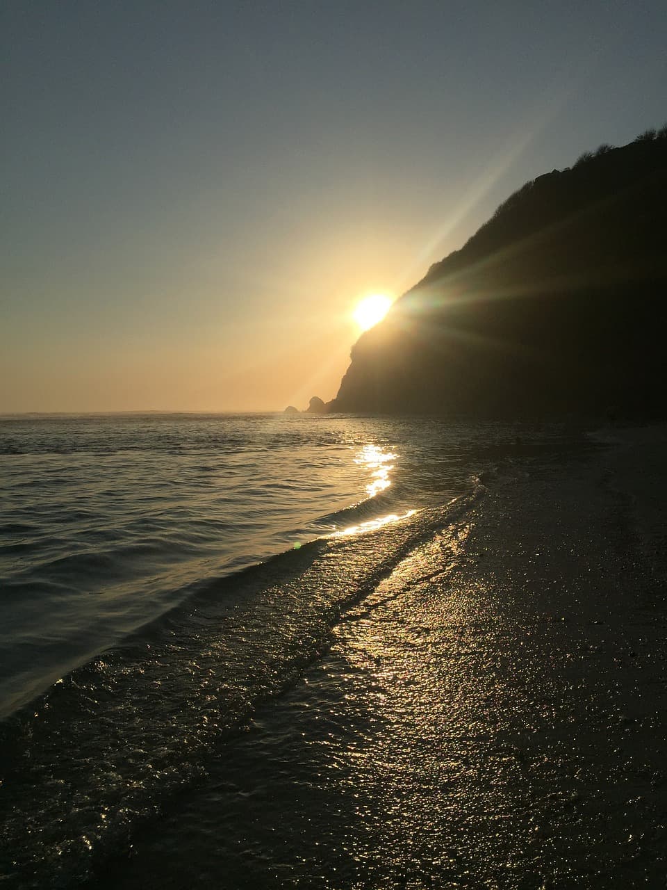 Turysta relaksujący się na plaży w Seminyak