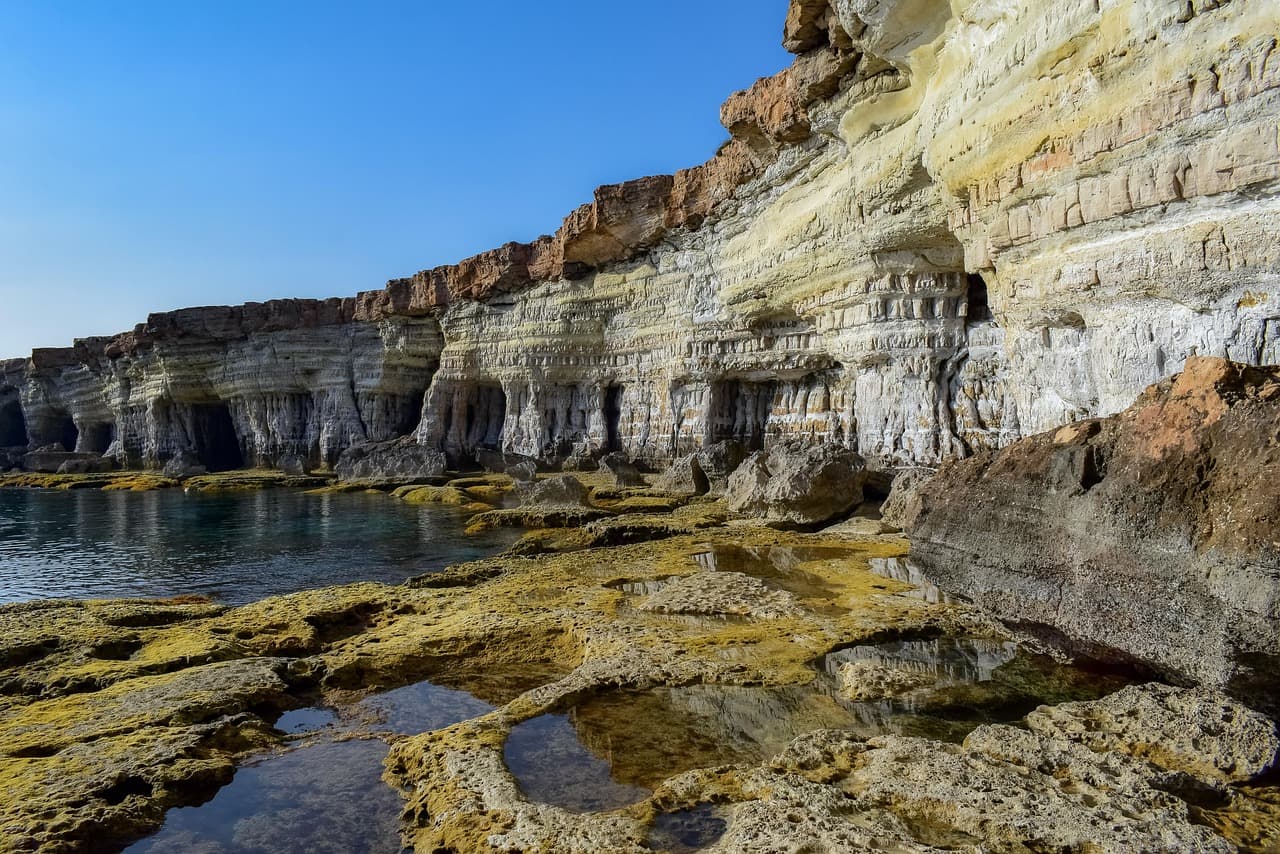 Widok na jaskinie morskie w Cape Greco