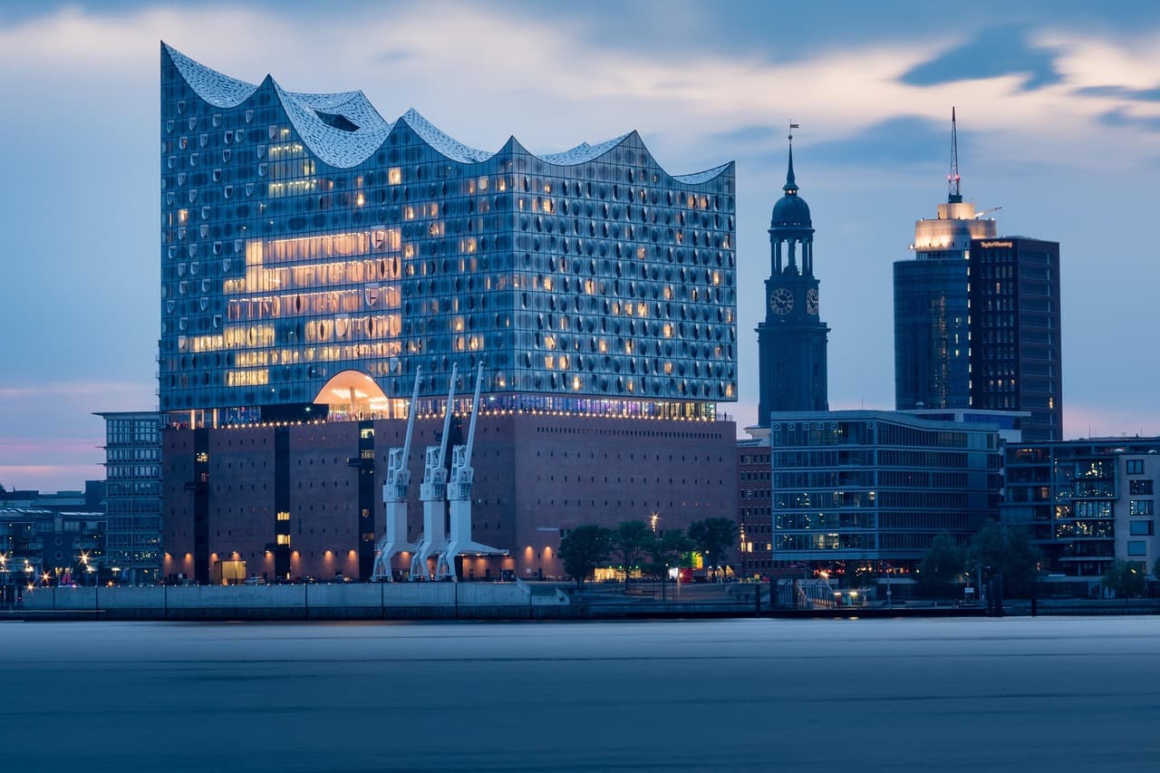 Widok na Elbphilharmonie i port Hamburga