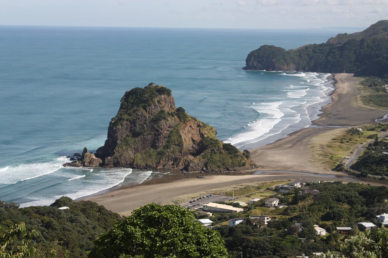 Piha Beach z widokiem na surfujących ludzi
