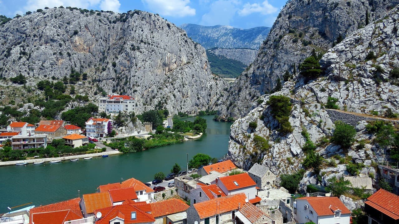Widok na Omiš z rzeką Cetiną
