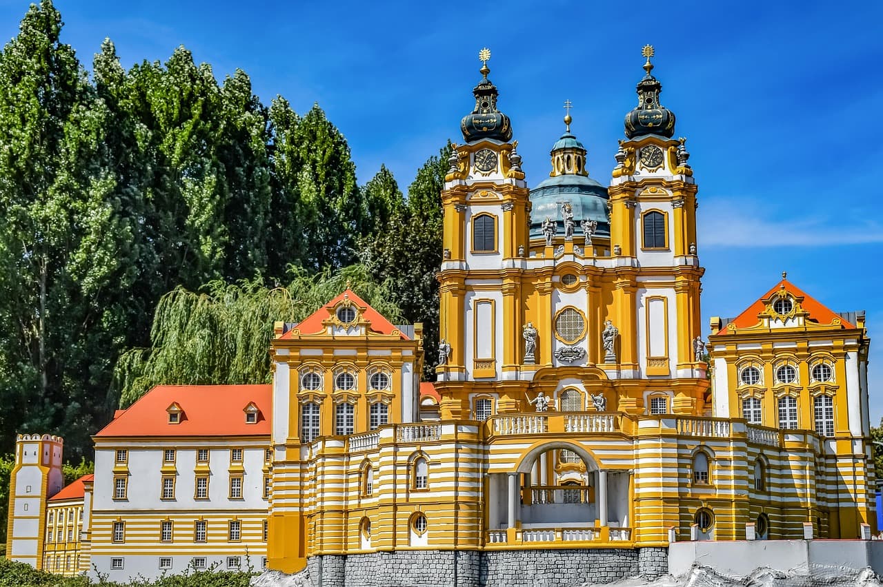 Widok na Mini-Europe z miniaturami znanych budowli