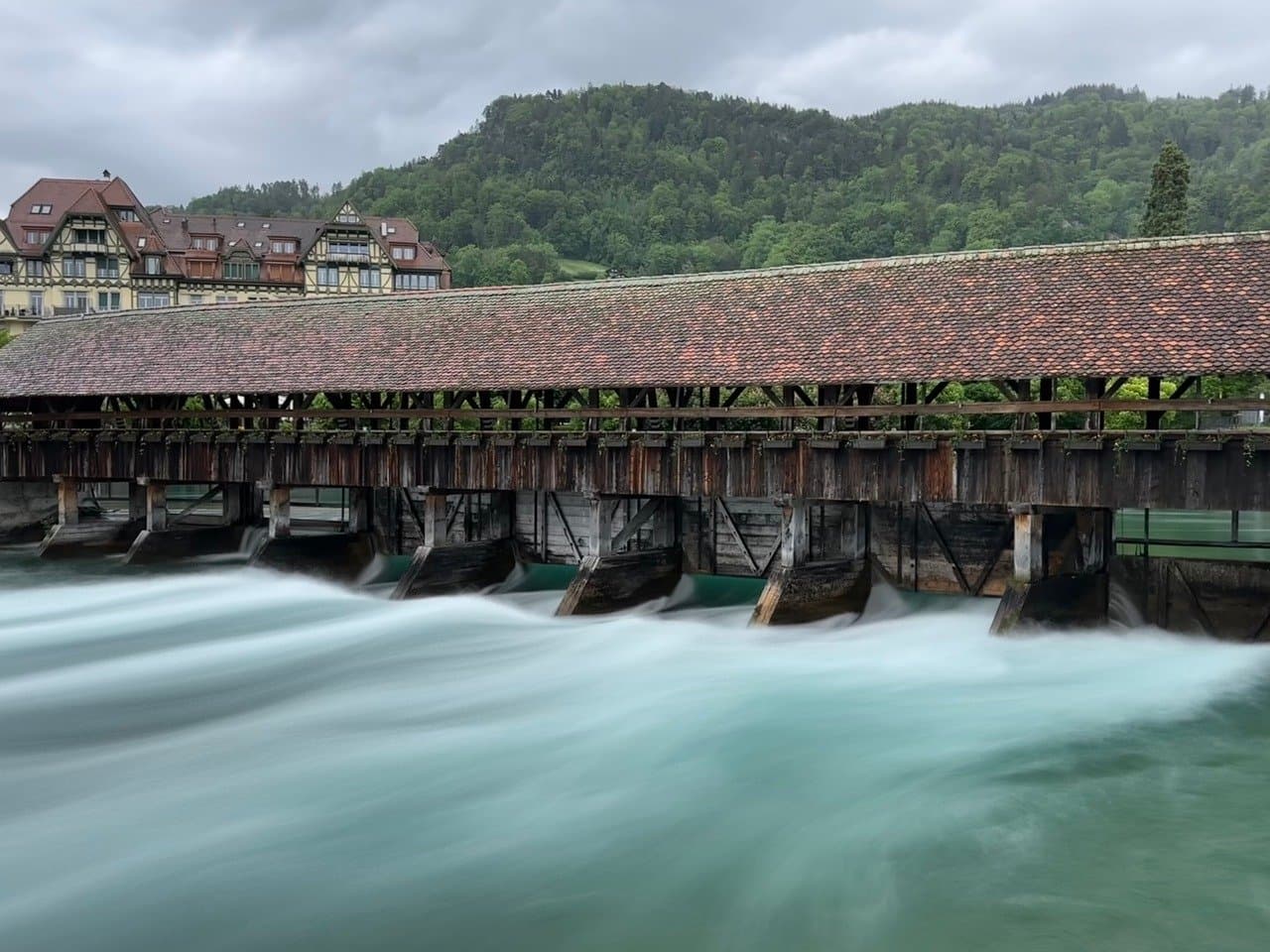 Widok na jezioro Albert Park z panoramą Melbourne