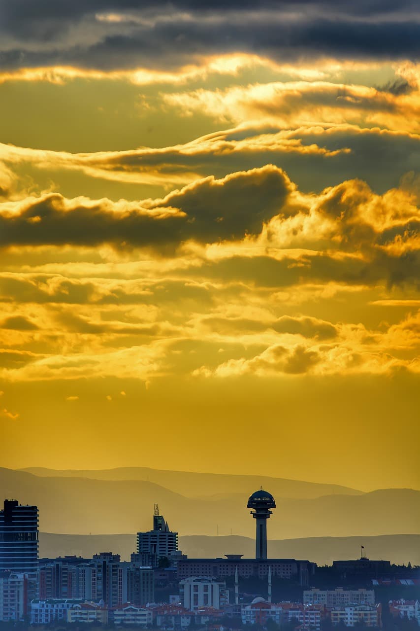 Zachód słońca z widokiem na Atakule w Ankarze