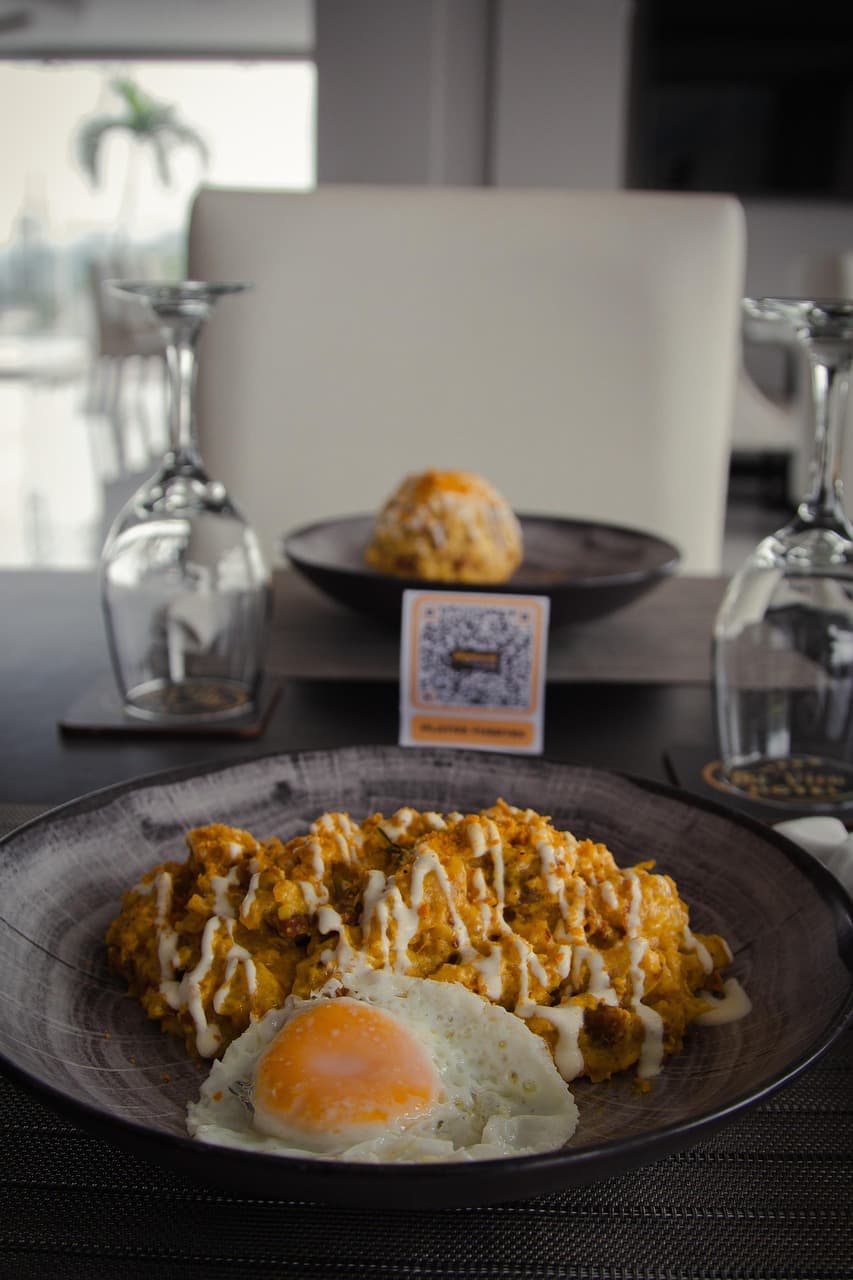 Pyszne danie Tigrillo z jajkiem i bananami