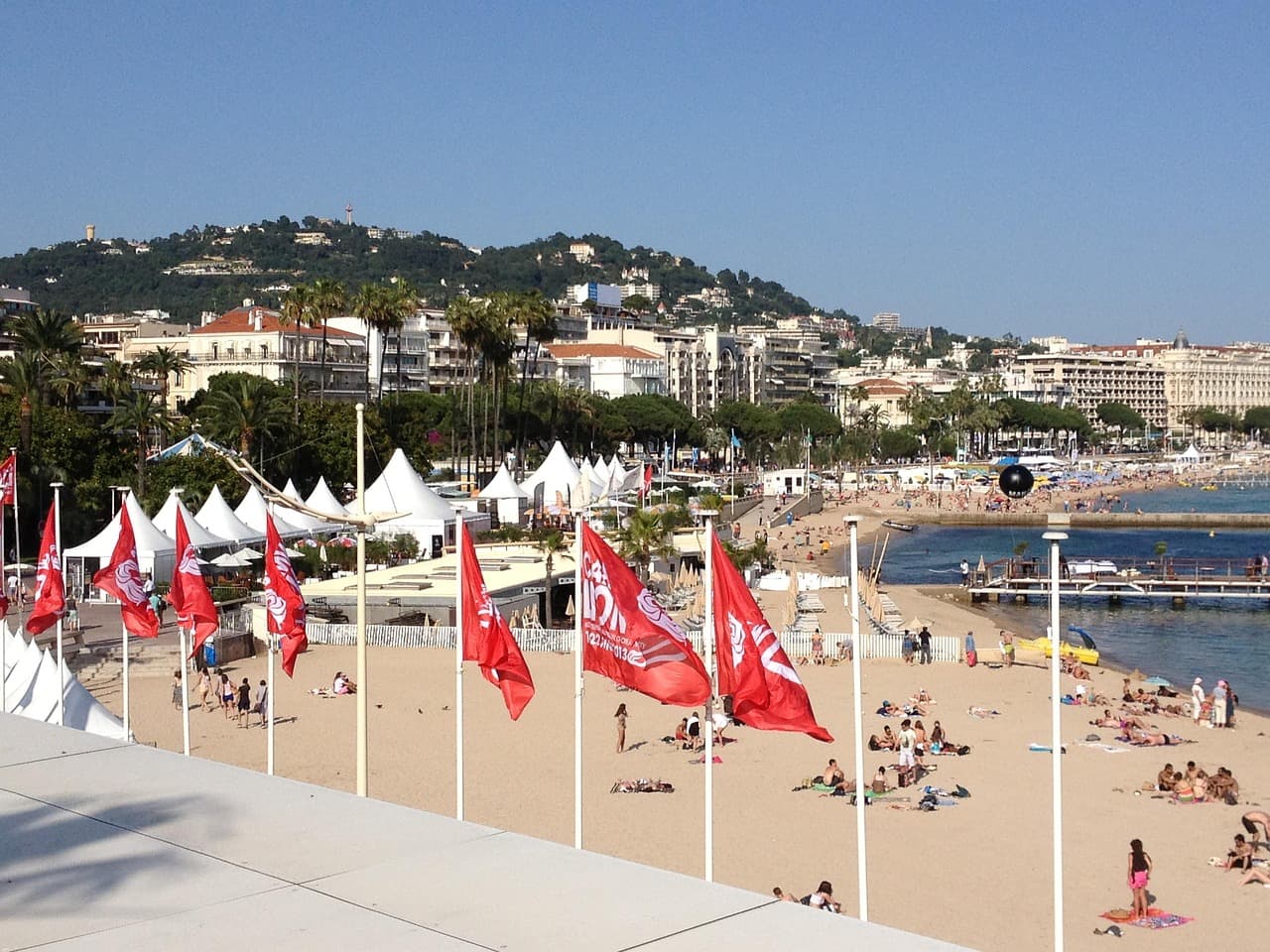 Uliczka w La Suquet z widokiem na Cannes