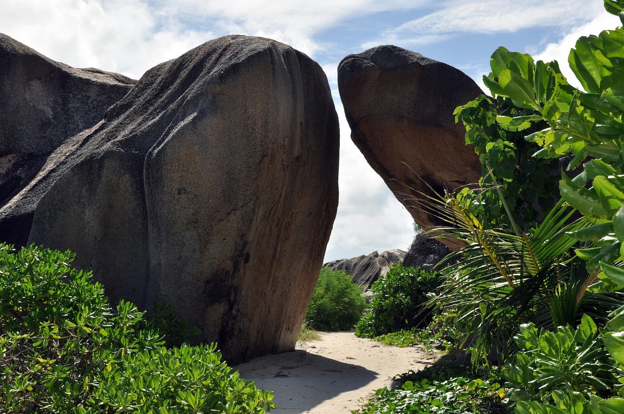 Przyciągający widok na piękne plaże La Digue