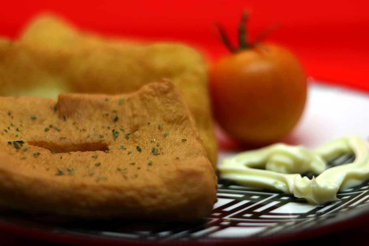 Paprykarz szegedyński i langos na talerzu