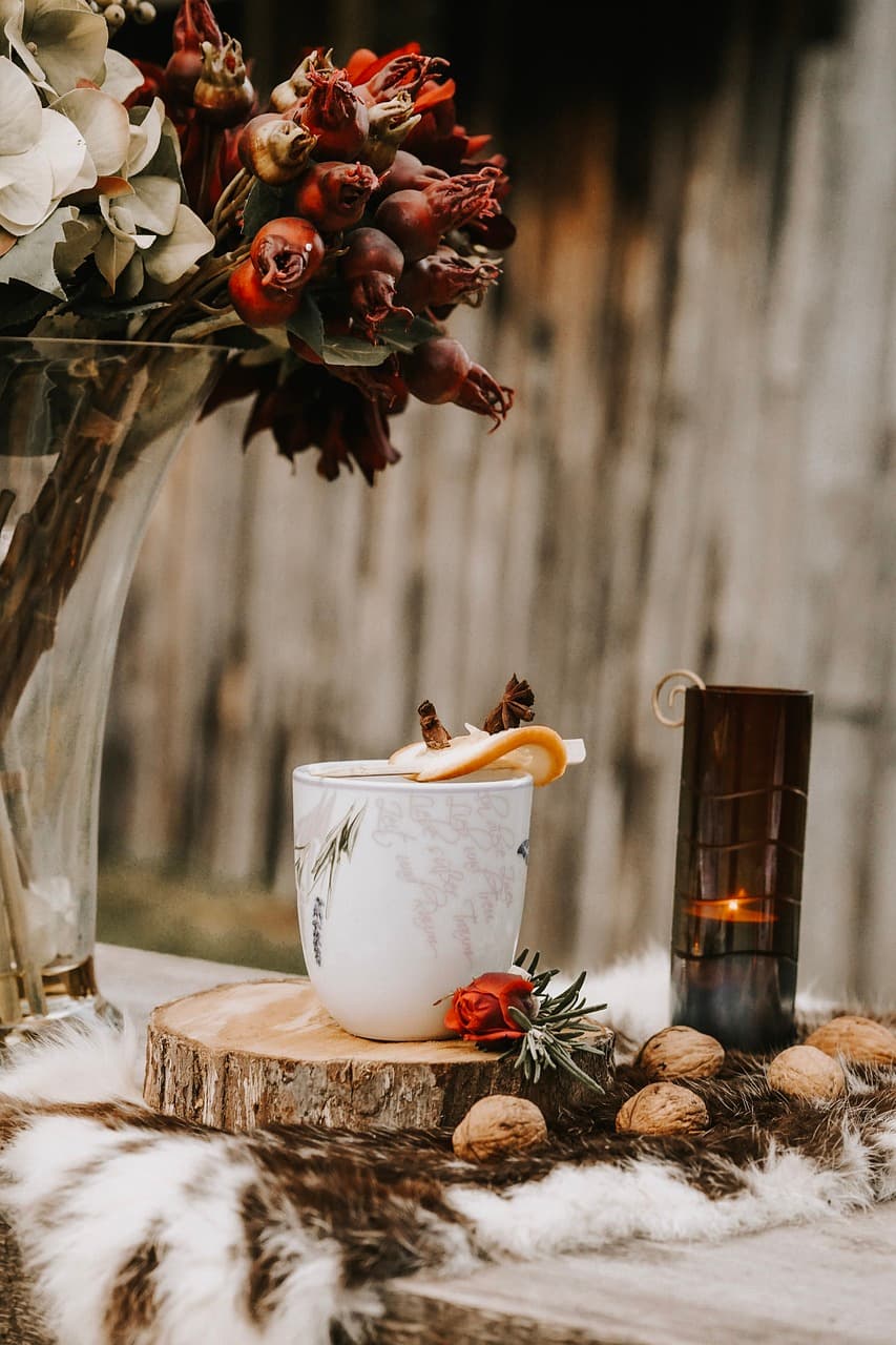 Kieliszek grzanego wina na tle zimowego krajobrazu