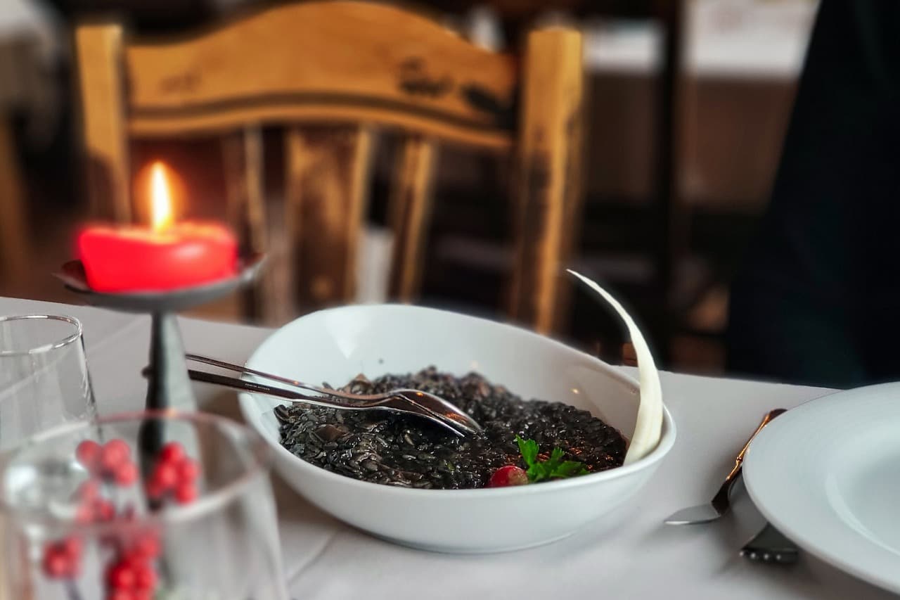 Przytulna restauracja z zimowym jedzeniem