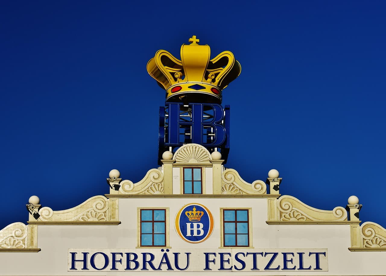Hofbräuhaus z kieliszkami piwa