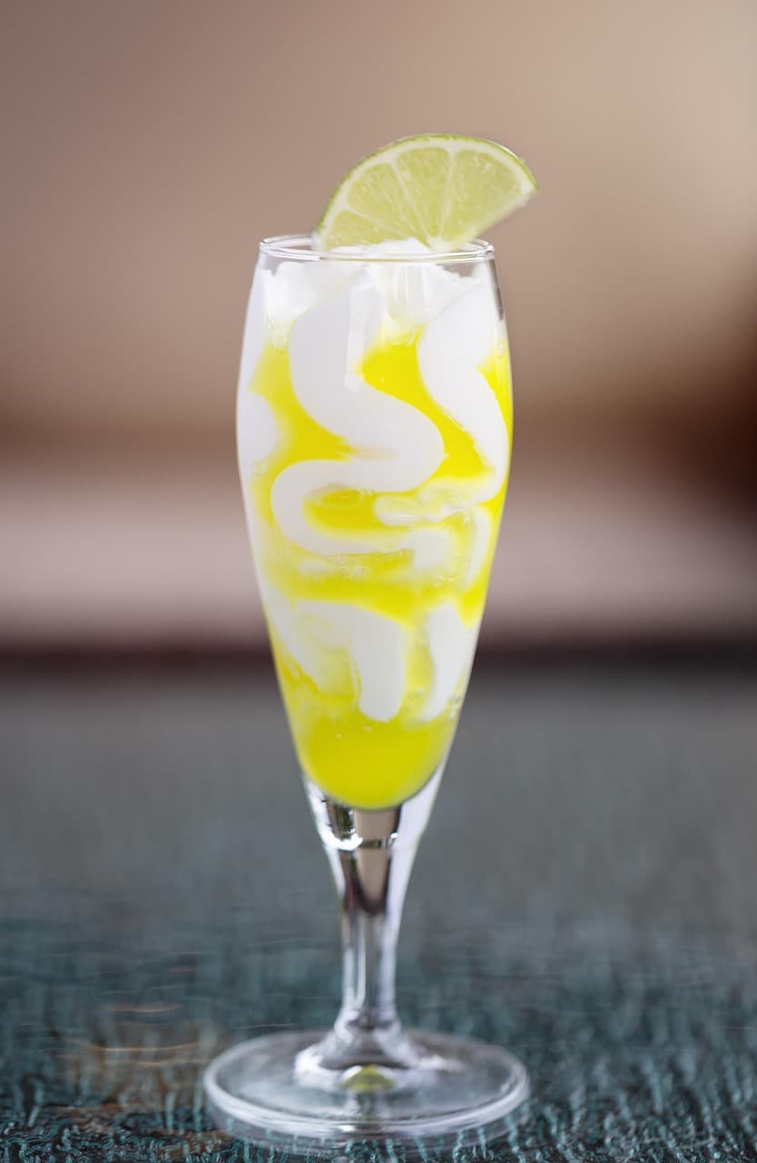 Kieliszek limoncello na stole