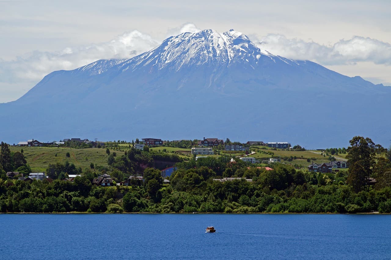 Widok na jezioro Llanquihue z piękną naturą