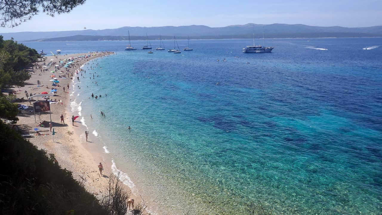 Plaża Zlatni Rat z widokiem na morze.