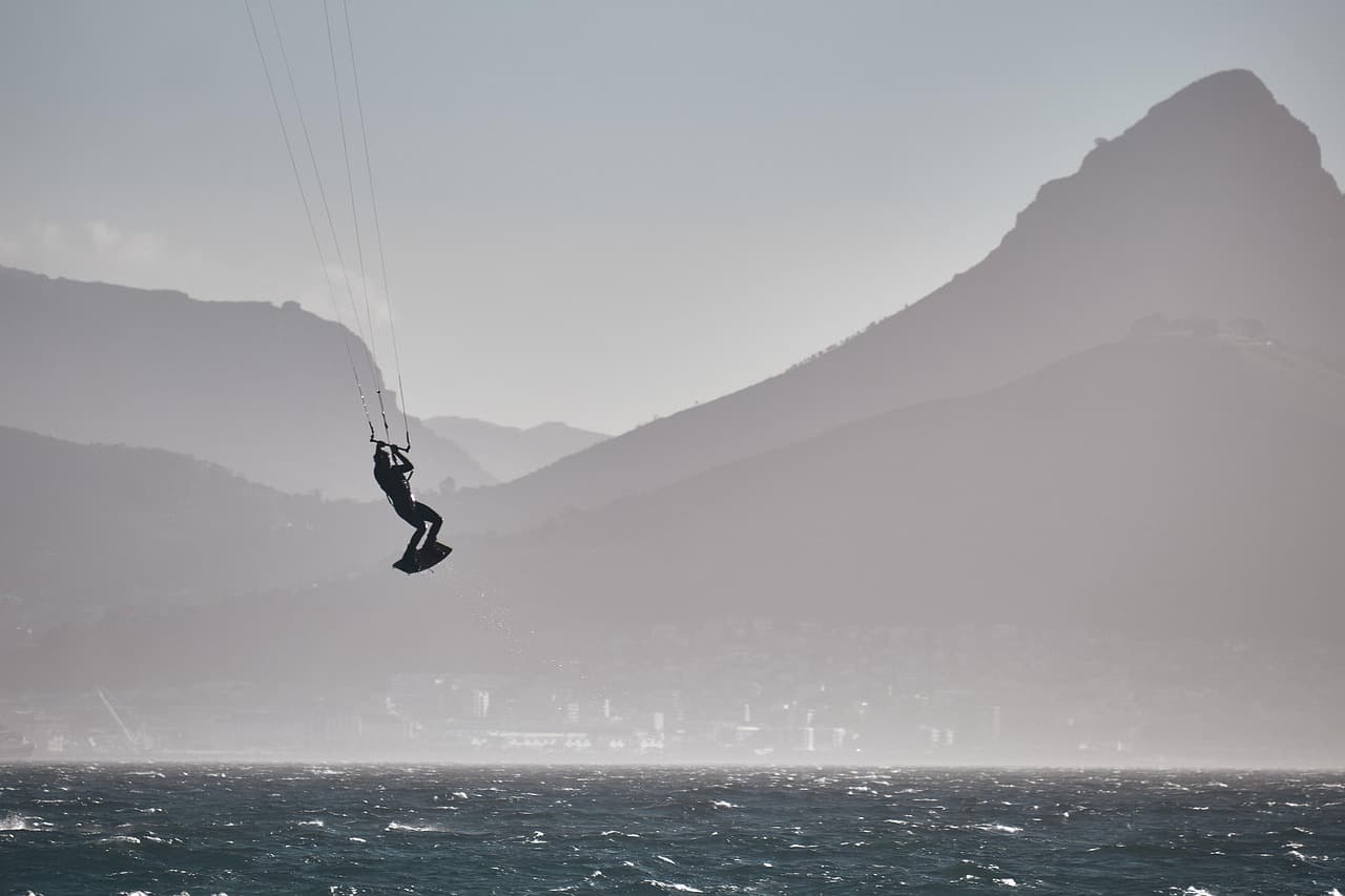 Kitesurfer w akcji w Soma Bay