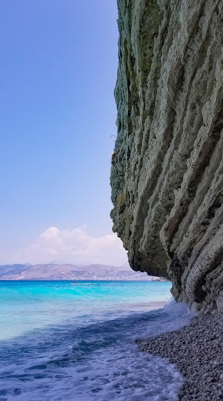 Plaża Ksamil z turkusową wodą