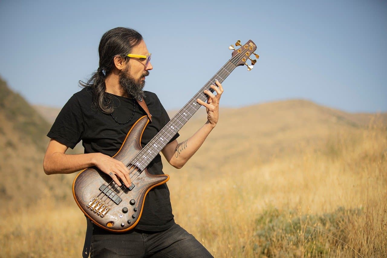 Samotny podróżnik odkrywający miasto