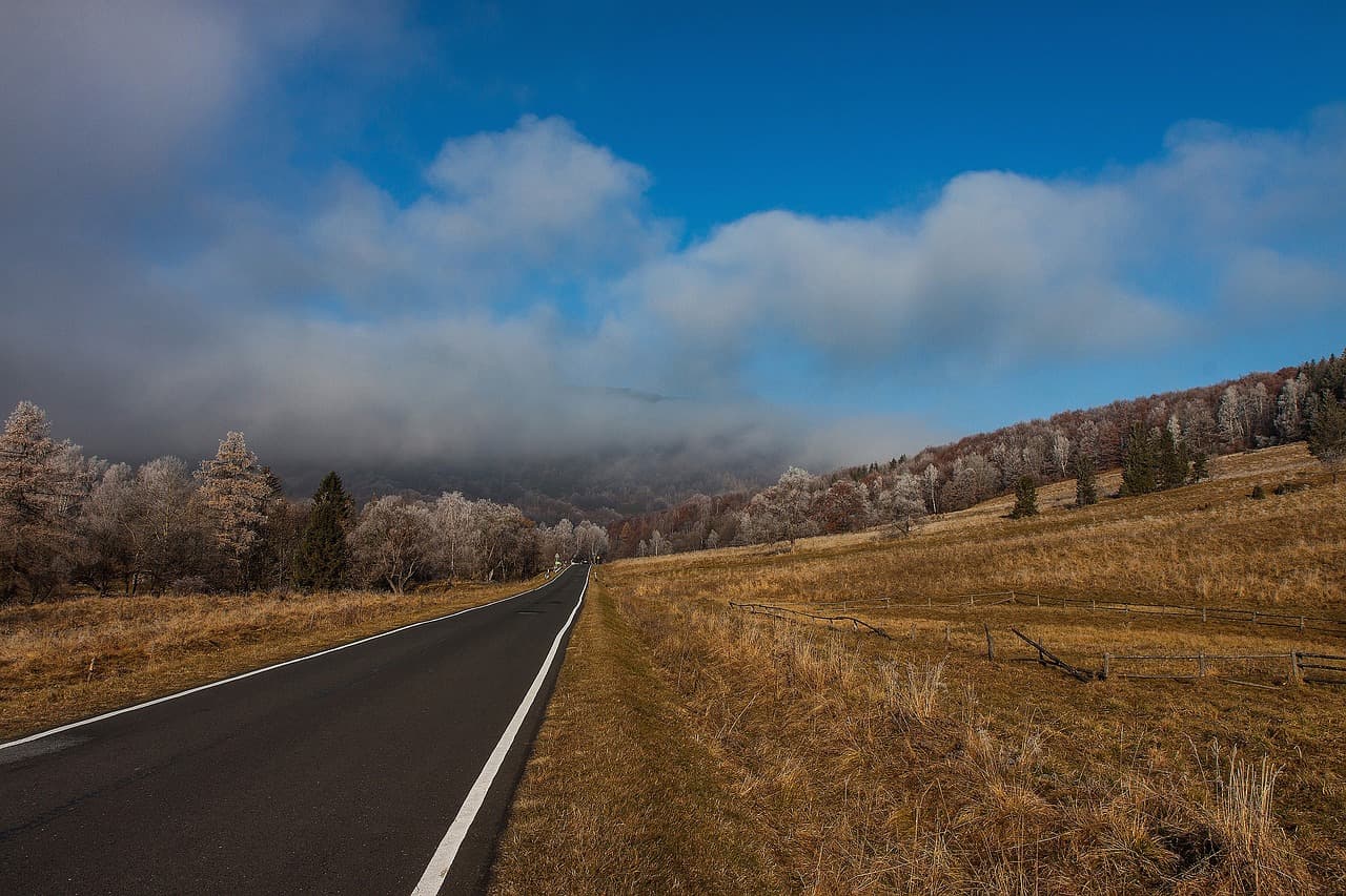 Widok na szlak w Jonkershoek z górami w tle