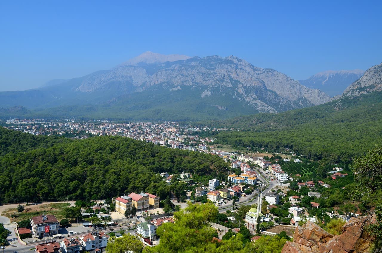 Kemer z plaży z widokiem na morze i jedzenie na stole