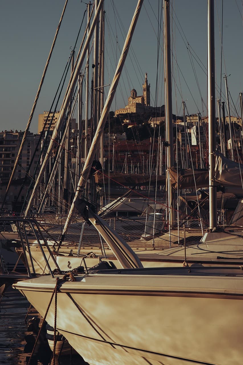 Widok na bazylikę Notre-Dame de la Garde w Marsylii