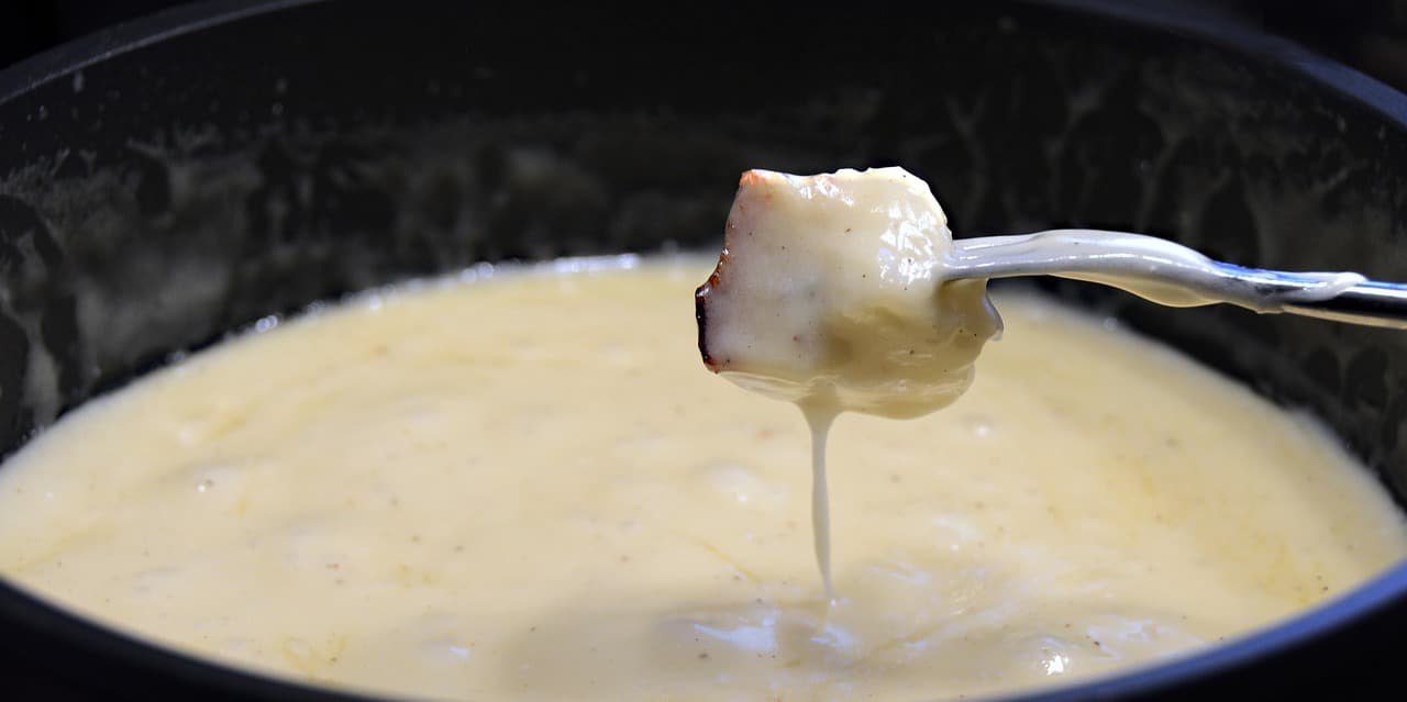 Danie fondue w eleganckiej restauracji.